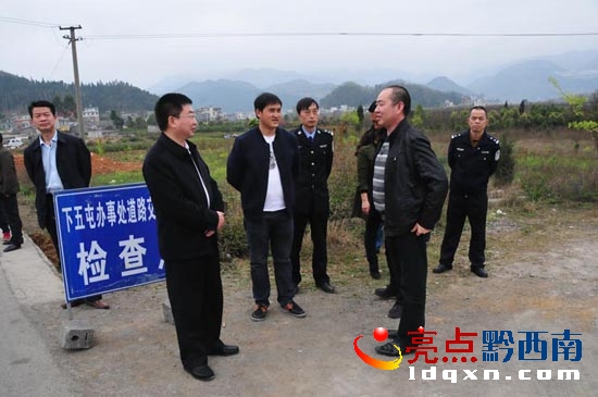 督查組深入下五屯街道辦事處壩佑村車輛安全檢查點(diǎn)督導(dǎo)工作.jpg