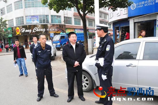 組深入下五屯街道辦事處交警執(zhí)勤點(diǎn)檢查指導(dǎo)道路交通安全工作.jpg