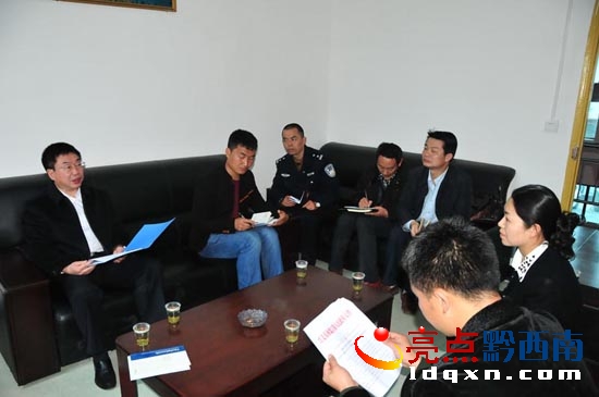 調(diào)研組在南盤江派出所調(diào)研基層黨建工作.jpg