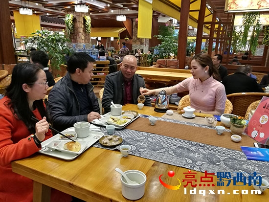 金州龍泉董事長王發(fā)興(右二)和茶藝師討論水與茶的關系.jpg