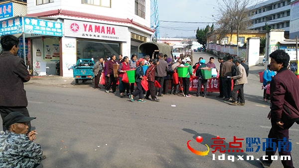 利用趕品甸集市進(jìn)行農(nóng)業(yè)產(chǎn)業(yè)結(jié)構(gòu)調(diào)整宣傳二.jpg