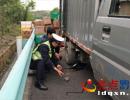 爆胎后維修設(shè)備癱瘓無(wú)策 黔西南高速交警及時(shí)伸援手救助